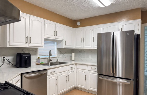 Collier Heights House | Glow Art Retreat 3BR Upper-Level Guest Suite Near Midtown ATL