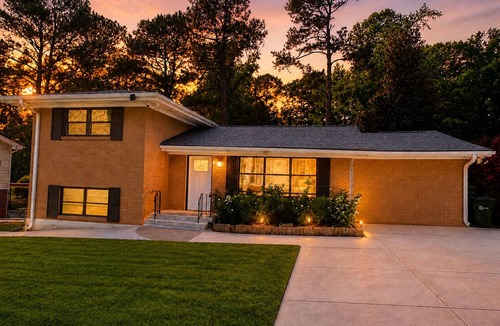 Collier Heights House | Glow Art Retreat 3BR Upper-Level Guest Suite Near Midtown ATL