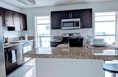 Riverside Park House | Glowing Private Convenient Apartment Downtown - B3