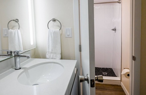 Indian Beach Sapphire Shores Hotel | Golden Host Resort - Sarasota