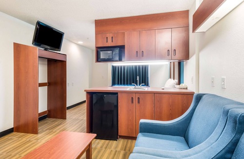 Brunswick Hotel | Golden Isles Inn & Suites Brunswick South