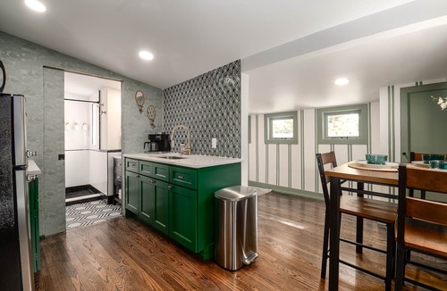 Dixieland House | Golden Lilly Historic Retreat