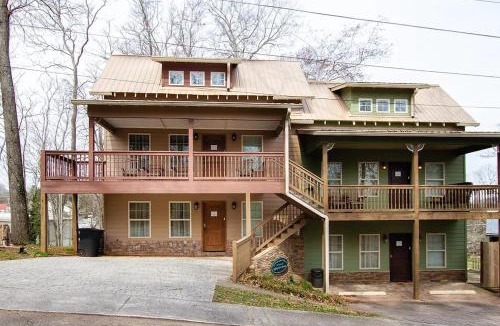 Dahlonega Apartment | Golden Pines Villa on Choice Ave Steps to Downtown