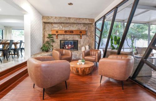 Seminole House | Golden Retreat: Expansive 6BR Home w Heated POOL ~