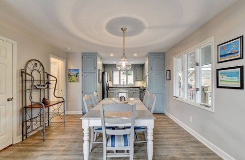Gainesville House | Golden sunrise, big water views, and marina a hop away