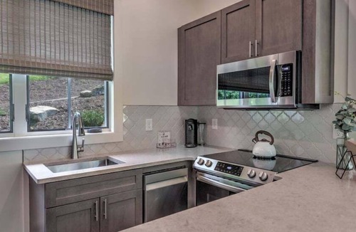 Mineral Bluff Cottage | Golf and Riverfront Cottage | King Bed | Group Availability