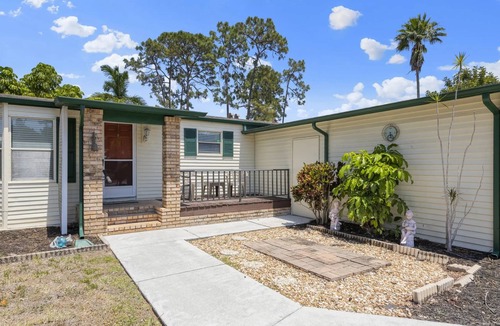Jacarandas House | Golf & Beach Getaway Home 2/2 with Golf Cart