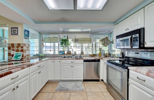 Fort Pierce House | GOLF CART/Jacuzzi/Boaters/SURF/Walk to BEACH & BARS on Hutchinson island