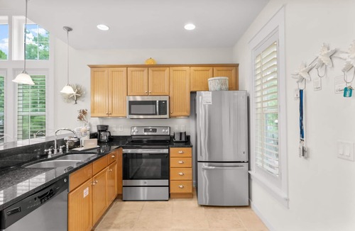 Laurel Grove House | Golf Cart ~ Lakefront ~ Private Porch ~ Family Friendly Neighborhood
