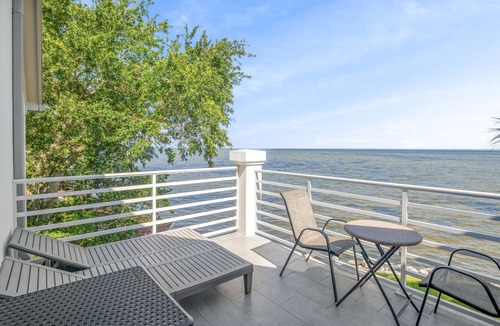 Miramar Beach House | Golf Carts ~ Bayfront ~ Pet Friendly ~ Community Pool