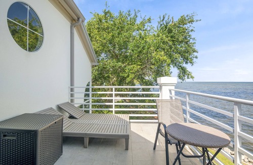 Miramar Beach House | Golf Carts ~ Bayfront ~ Pet Friendly ~ Community Pool