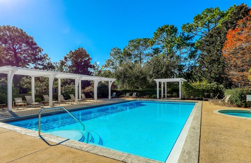 Laurel Grove House | Golf-course home with lake view, central AC, & W/D - near beach