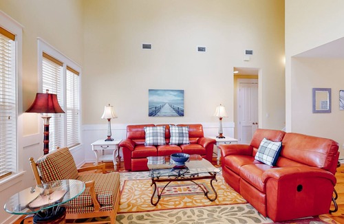 Laurel Grove House | Golf-course home with lake view, central AC, & W/D - near beach