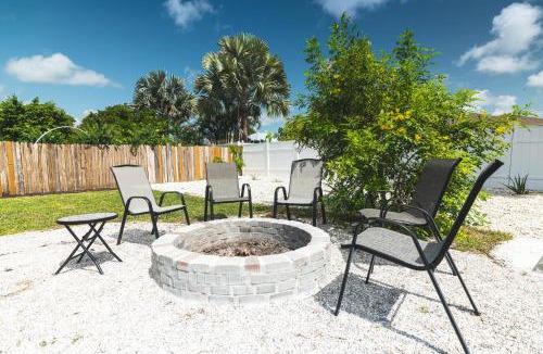 Jupiter House | Golfers Paradise 4-hole PUTT-PUTT, Mega Chess with huge backyard, hammock