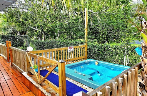 Smith's Memento House | Good Times! Beach cottage with hot tub, walk to beach! Unique amenities!