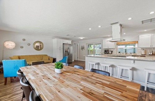 Clearwater House | Good vibes King, Queens Dog-Friendly 5-Min to the Beach Perfect for Long Stay