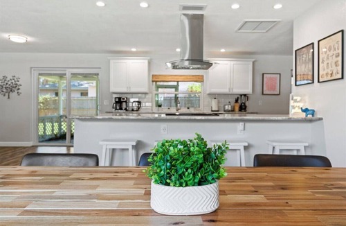 Clearwater House | Good vibes King, Queens Dog-Friendly 5-Min to the Beach Perfect for Long Stay
