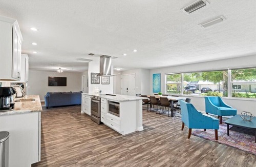 Clearwater House | Good vibes King, Queens Dog-Friendly 5-Min to the Beach Perfect for Long Stay