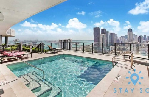 Town Square Apartment | Gorgeous 1 Bedroom w/ King Size Bed | FREE PARKING