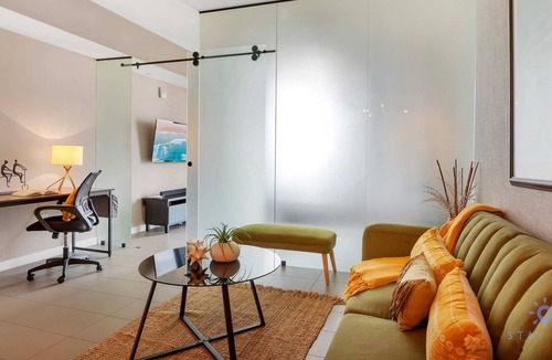 Town Square Apartment | Gorgeous 1 Bedroom w/ King Size Bed | FREE PARKING
