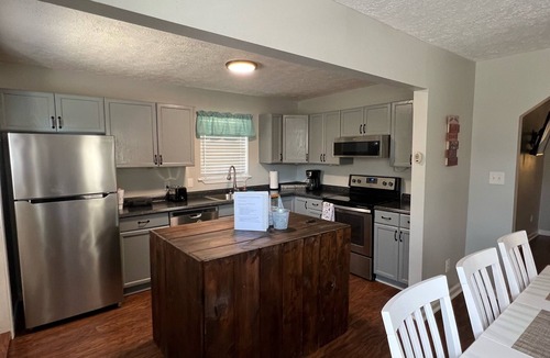 Murfreesboro House | *Gorgeous 2BD|WIFI|Country|Family Friendly|Pets Welcome|Sleep 6|2 miles to MTSU*