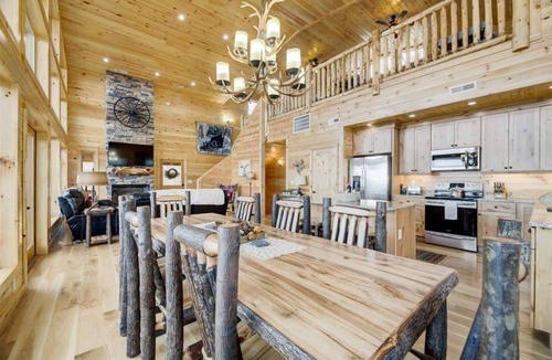 Smoky Mountains Cabin | Gorgeous 3 Story Cabin, Sleeps 14 w/Views, Hot Tub, Pool Table, BBQ Grill, Arcade!
