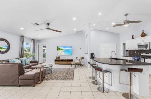 Fort Myers House | Gorgeous 4 Bedroom Waterfront Home with Private Pool and Large Kitchen