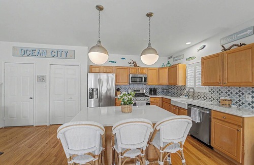 North End Condo | Gorgeous 5BR 3BA Home, close to beach, Town + playground; full linen service