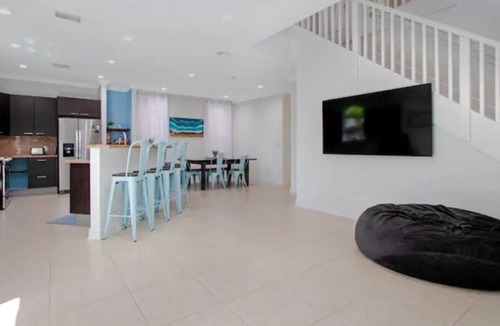 Croissant Park House | Gorgeous 8 bedroom / 8 bath @ Endless Summer ★In the Heart of Fort Lauderdale★