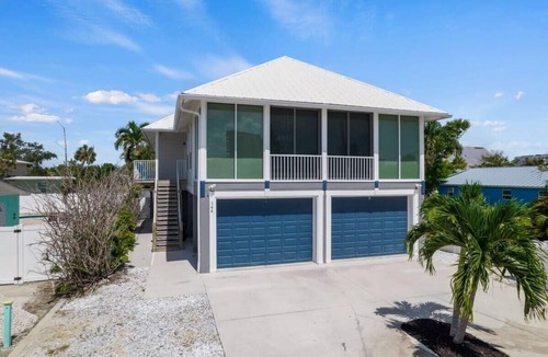 Fort Myers Beach Apartment | Gorgeous Apartment on Mango St. Steps to Beach