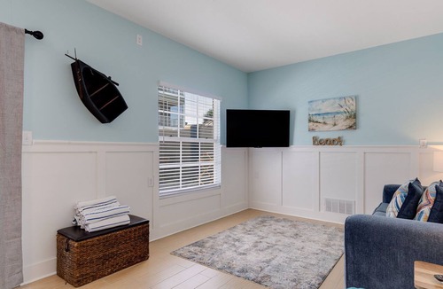 Fort Myers Beach Apartment | Gorgeous Apartment on Mango St. Steps to Beach