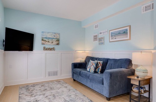 Fort Myers Beach Apartment | Gorgeous Apartment on Mango St. Steps to Beach