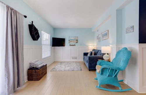 Fort Myers Beach Apartment | Gorgeous Apartment on Mango St. Steps to Beach