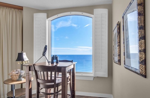Navarre Beach Condo | Gorgeous Beachfront w/Beach Service