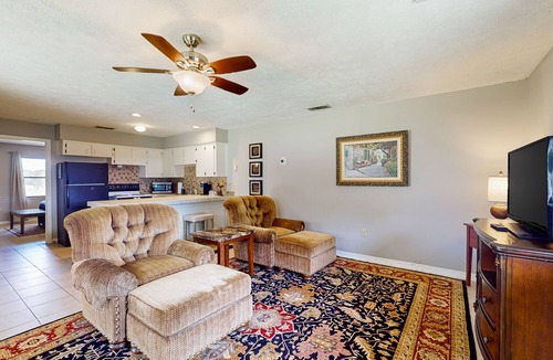 Micanopy House | Gorgeous guesthouse with full kitchen, central AC and lakeview