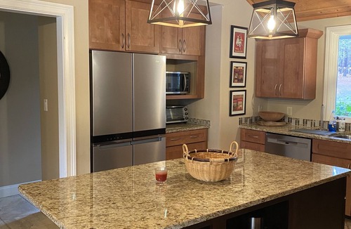 Greensboro House | Gorgeous Lake Front Home Reynolds Close to The Ritz
