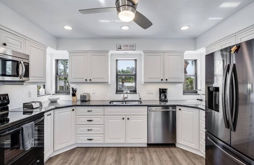 West Rocks House | Gorgeous Near Beach Pool Home in West Rocks