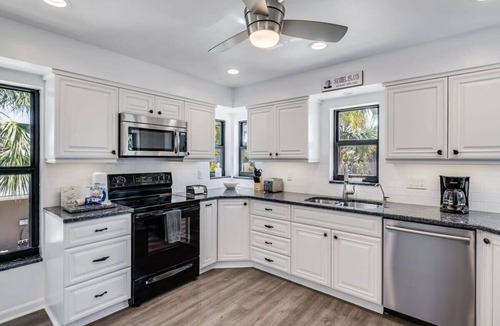 West Rocks House | Gorgeous Near Beach Pool Home in West Rocks