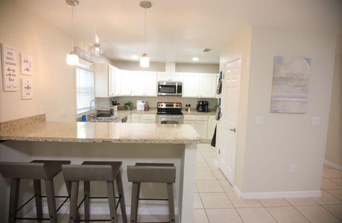 Lakeland House | Gorgeous Queen Master Suite with Private Lavatory