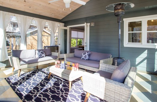 Gainesville Villa | Gorgeous Renovated Lake Front Home on Lanier sleeps 12, w dock, steps to water