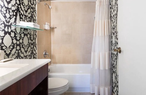Historic District Hotel | Governor Calvert King Balcony at Historic Inns of Annapolis | Pets Allowed
