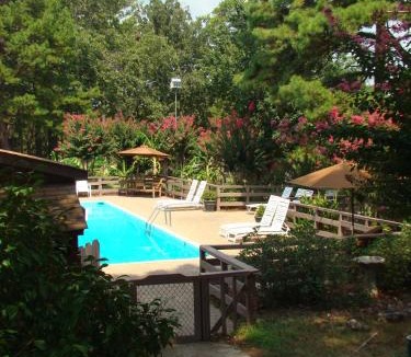 Mount Ida Hotel | GR9 - Mountain Harbor King Guest Room on Lake Ouachita