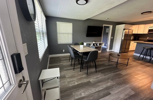 Bearss Plaza House | Gran casa para 8 cerca de Atraciones