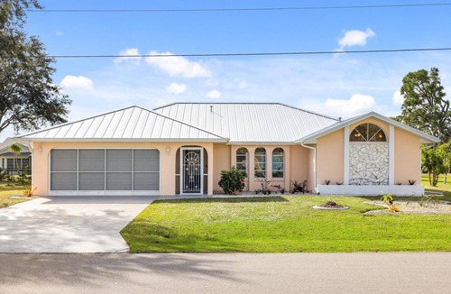 Deep Creek House | Grand 3 Bedroom/3 Bathroom - Pool home - clean & comfortable