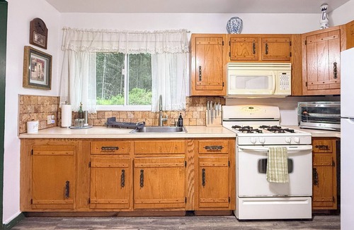 Sparrow Bush Cabin | Great 2-bedroom cabin - Sparrow Bush. Lounge, deck, 10 min to DE River & Shops.