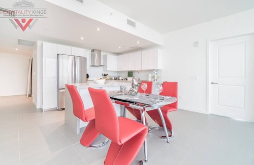 Town Square Apartment | Great 2bed/2bath in Miami! Million Dollar views!