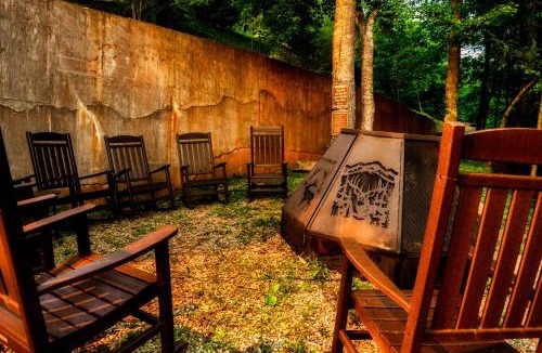 Pittman Center Ski Chalet | Great Alpine - 4 KingSuites- July Deals-Views-Hot Tub-FirePit-GameRm