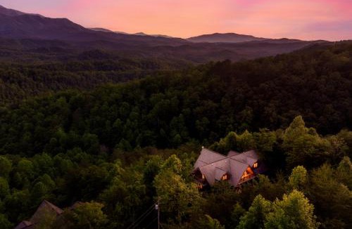Pittman Center Ski Chalet | Great Alpine - 4 KingSuites- July Deals-Views-Hot Tub-FirePit-GameRm