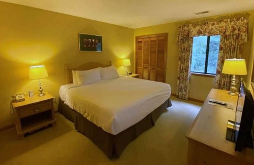 Sapphire Resort | Great Amenities! 2 Spacious Units, 3 Pools, Sauna, Gym, Free Parking