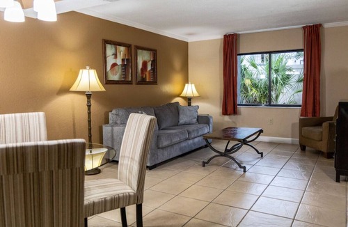 Kissimmee Hotel | Great Family Deal! 2 Relaxing Units, Onsite Miniature Golf Cours, Free Parking